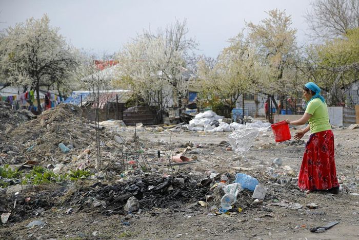  Người Roma, hay còn được gọi là người Digan, sống rải rác ở nhiều quốc gia châu Âu, đặc biệt ở Đông và Nam Âu. Tỷ lệ đói nghèo ở cộng đồng này cao hơn nhiều so với mặt bằng chung. Theo Borgen Project, 90% người Roma ở Romania sống bằng hoặc dưới ngưỡng nghèo. Chỉ một trong 5 đứa trẻ người Roma được đi học. 