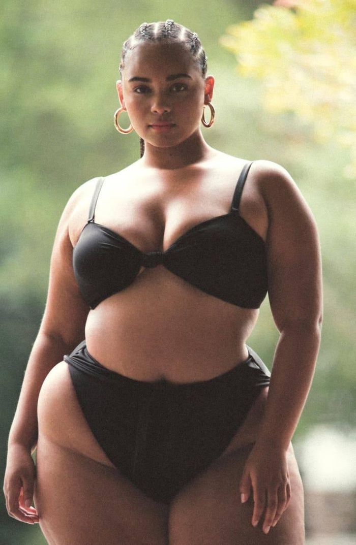 Các mẫu bikini hai mảnh tông đen, kiểu dáng cơ bản được những người có thân hình mũm mĩm ưa chuộng. Thiết kế này có đa dạng size. Bên cạnh đó, mẫu đồ bơi không kén phong cách và vóc dáng. 