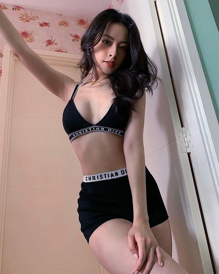  Quần bơi có kiểu dáng kín đáo nên được ưu tiên với những cô gái không thích hở vòng 3. Bên cạnh đó, thiết kế giúp phái đẹp có thể thoải mái bơi, vận động mà không sợ sự cố. 