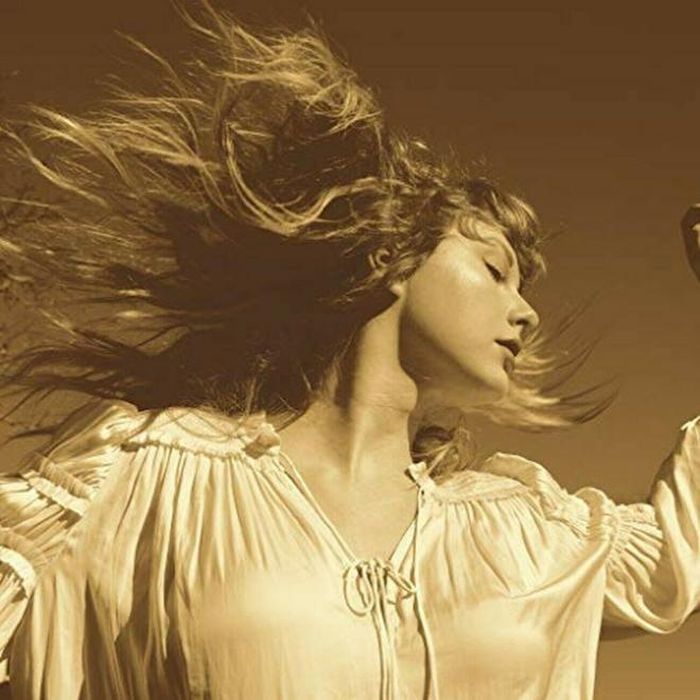 Và Swift trên bìa “Fearless (Taylor’s Version)"