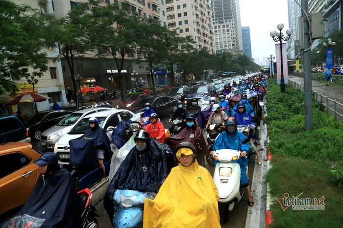 Đường Lê Văn Lương, người đi xe máy đi kín vào làn BRT nhưng vẫn không thoát tắc