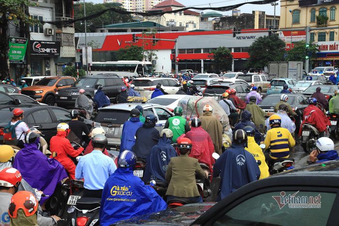 Trời mưa lớn nên ô tô cá nhân, xe taxi được sử dụng nhiều, tuy nhiên việc di chuyển hết sức chậm chạp