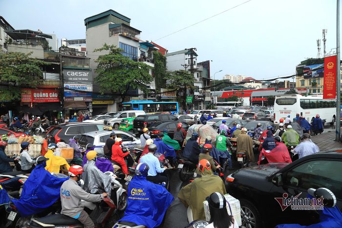 Ngã ba đường Láng - Yên Lãng, hàng nghìn phương tiện chôn chân trong mưa 