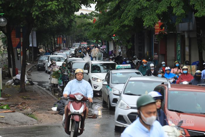 Thỉnh thoảng xuất hiện ùn tắc cục bộ ở các điểm giao cắt. Xe máy không đi theo hàng lối, lách vào mọi chỗ trống