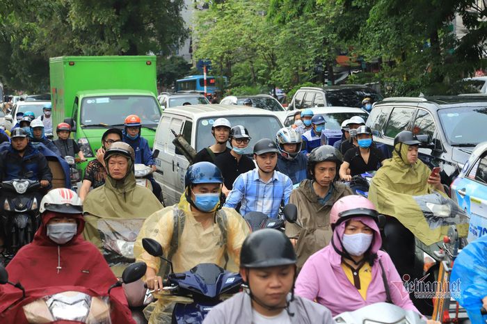 Dòng người mệt mỏi 