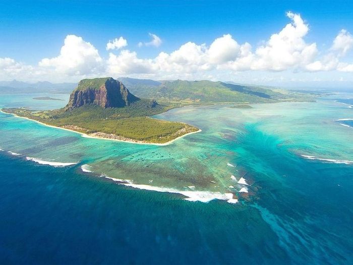 Với diện tích tự nhiên chỉ có 163.270 km2, Surinam chính là quốc gia có diện tích tự nhiên nhỏ nhất khu vực Nam Mỹ.