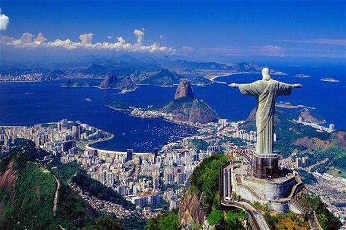 Có diện tích hơn 8,5 triệu km2, dân số khoảng 200 triệu người, Brazil chính là quốc gia có diện tích tự nhiên rộng lớn thứ 5 trên thế giới và đứng đầu khu vực Nam Mỹ.