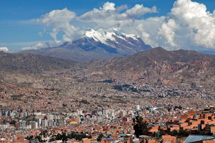Theo World Atlas, tọa lạc ở độ cao lên tới 3.640 m so với mực nước biển La Paz của Bolivia chính là thủ đô cao nhất thế giới hiện nay. Theo The Guardian, tại thủ đô La Paz, nước sôi khi mới chỉ 86 độ C, thay vì 100 độ C như ở môi trường khác.