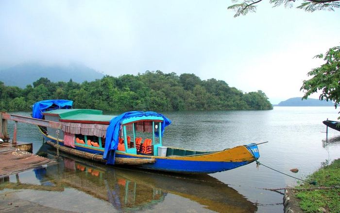 Hồ Truồi mang vẻ đẹp thơ mộng với những dãy núi nhấp nhô ôm quanh vùng nước trong xanh, thoáng đãng. Theo trang thông tin Vườn quốc gia Bạch Mã, hồ có diện tích khoảng 400 ha, được xây dựng để phục vụ tưới tiêu đồng ruộng của địa phương. Soi bóng bên hồ Truồi là Thiền viện Trúc Lâm Bạch Mã nổi tiếng. Ảnh: Annie Le.