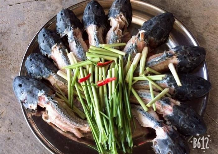 khi làm cá lau kiếng sẽ giữ lại phần da cá, đảm bảo khi nướng không làm cháy sém thịt bên trong.