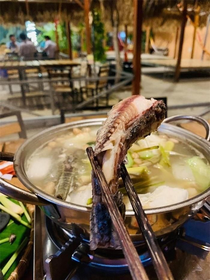 Món cá lau kiếng hầm nước dừa thường được ăn nóng cùng các loại rau sống