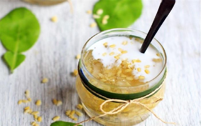 Chè bưởi: nó sẽ khiến bạn như tan chảy bởi sự hòa quyện của những miếng cùi bưởi giòn tan, nước cốt dừa ngọt dịu và chút đá mát lạnh.