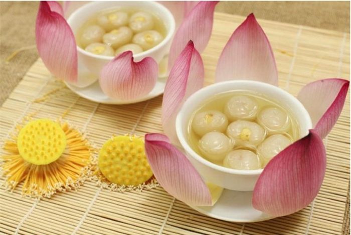 Chè nhãn lồng hạt sen: món chè thanh tao đã khiến biết bao người lưu luyến khi đến nơi đây. Bên cạnh đó đây cũng là món ăn dưỡng tâm vô cùng bổ dưỡng.