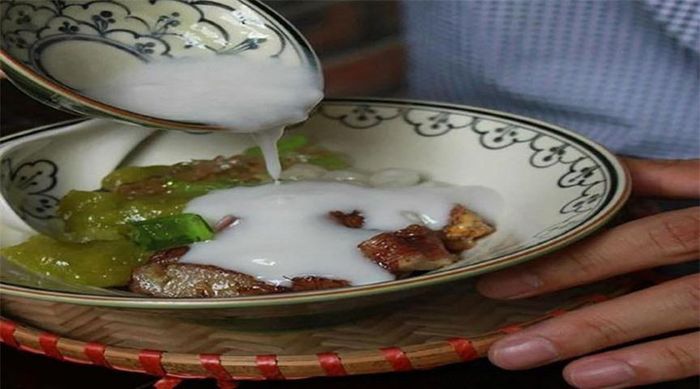 Chè chuối cốm nếp nướng: những miếng chuối mới nướng hòa lẫn với vị thơm nhẹ của cốm là thứ quà không thể bỏ qua vào mùa thu Hà Nội.