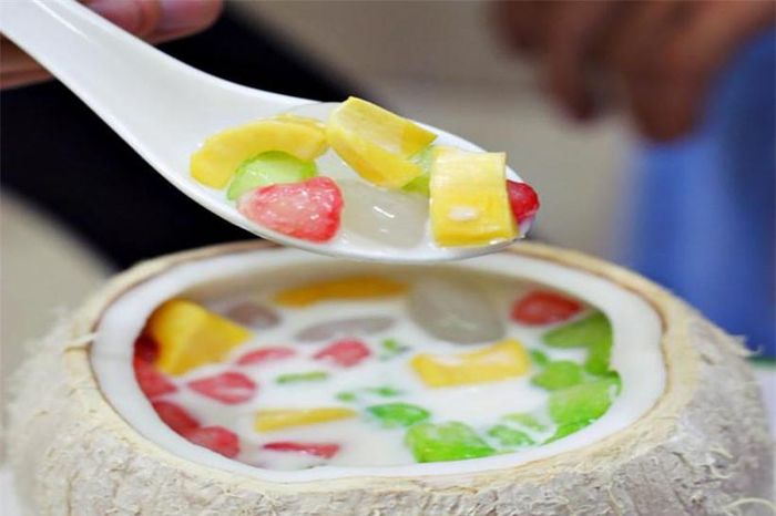 Chè củ năng trái dừa: đa dạng trong màu sắc, độc đáo trong hương vị, hấp dẫn trong cách thưởng thức là những gì bạn có thể cảm nhận được từ món chè mang nguồn gốc Thái Lan này.