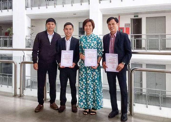 Thầy giáo Hoàng Văn Quyết (thứ nhất bên phải) đạt danh hiệu Giáo viên dạy giỏi cấp tỉnh năm học 2020 - 2021