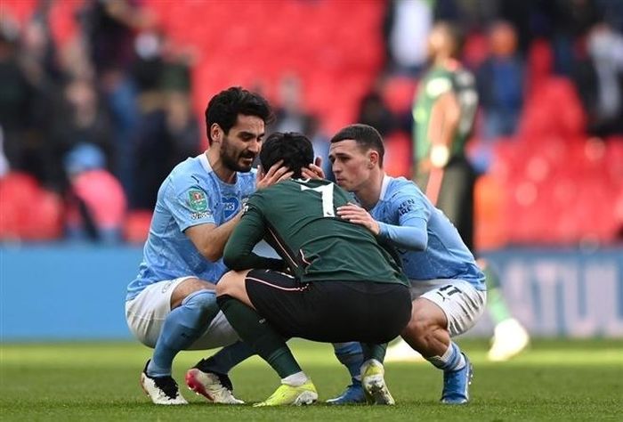 Ilkay Gundogan và Phil Foden an ủi Son Heung-min. 