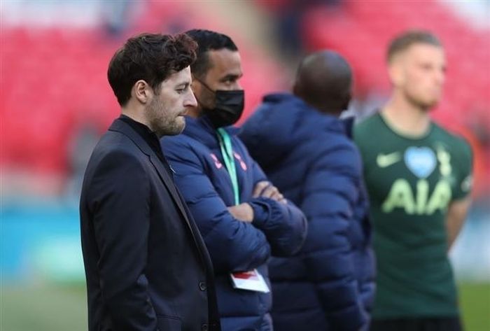 HLV Mason quá non nớt trước Pep Guardiola ở chung kết Cúp Liên đoàn. Tottenham của ông chỉ có thể chịu trận trong vô vọng. 