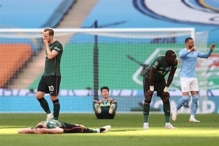 Nỗi thất vọng của các cầu thủ Tottenham. Đội bóng thành London đã thua toàn diện trước Man City. Trong cả trận đấu, Tottenham chỉ tạo ra vỏn vẹn 2 cơ hội. Nếu thủ môn Hugo Lloris không xuất sắc, đội bóng của HLV Ryan Mason đã thua không dưới 2 bàn. 