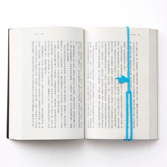  3. Với chiếc bookmark này, độc giả không chỉ đánh dấu được trang sách đang đọc dở mà họ còn biết chính xác rằng mình đã dừng lại ở dòng nào, chữ nào. Nguồn: Boredpanda. 