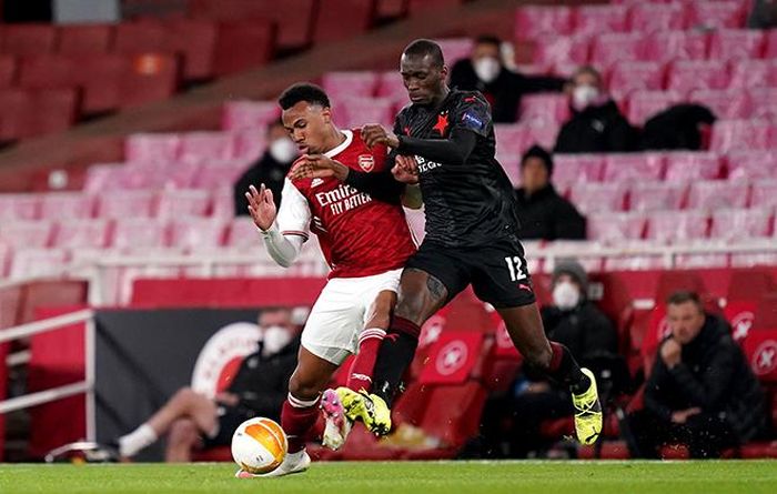 Sima (phải) mùa này được thi đấu nhiều tại Europa League dù mới 19 tuổi