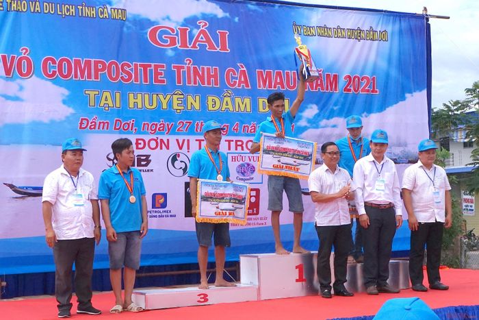 Ban tổ chức trao giải cho các tay đua có thành tích tốt.