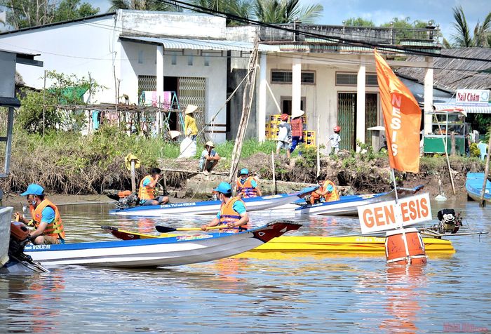 Các tay đua kiểm tra phương tiện chuẩn bị thi đấu. 