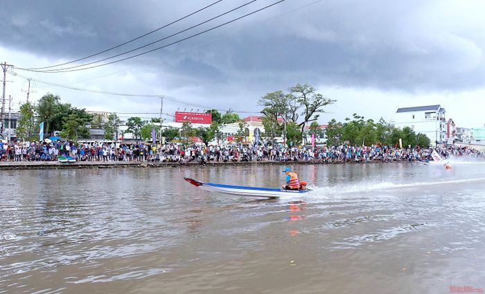 Đông đảo người dân đến xem, cổ vũ cho các tay đua võ lãi. 