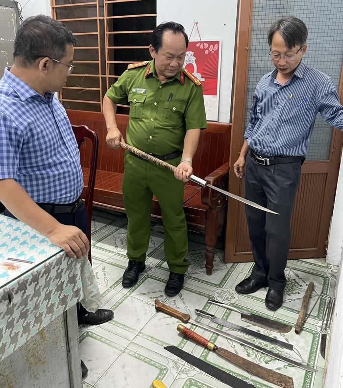 Vũ khí tự chế do các đối tượng để lại hiện trường bị cơ quan Công an thu giữ.