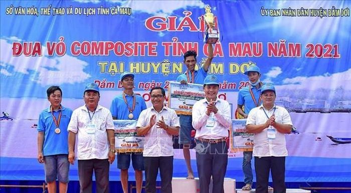 Ban Tổ chức trao thưởng cho các tay đua đoạt thứ hạng cao tại giải đấu.