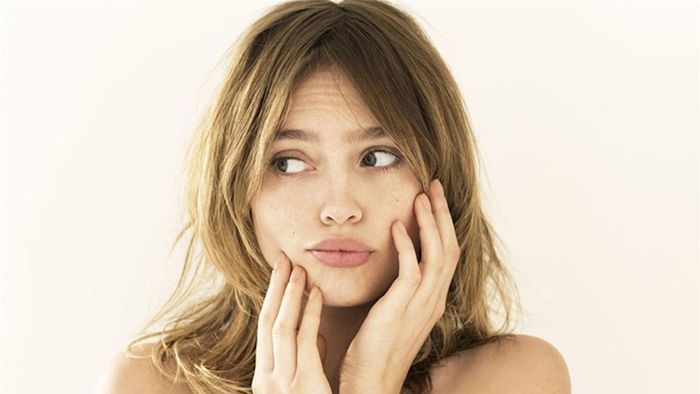 Thói quen sờ tay lên mặt không tốt cho làn da