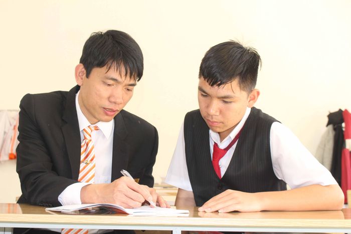 Hoàng Bùi Nghĩa Dũng học Toán cùng thầy Đàm Văn Ngọc-Hiệu trưởng Trường Quốc tế Châu Á Thái Bình Dương-Gia Lai. Ảnh: Nguyễn Giang