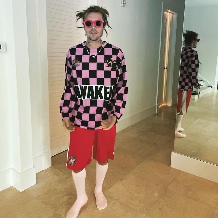  Justin Bieber gây bất ngờ với hình ảnh mới. 