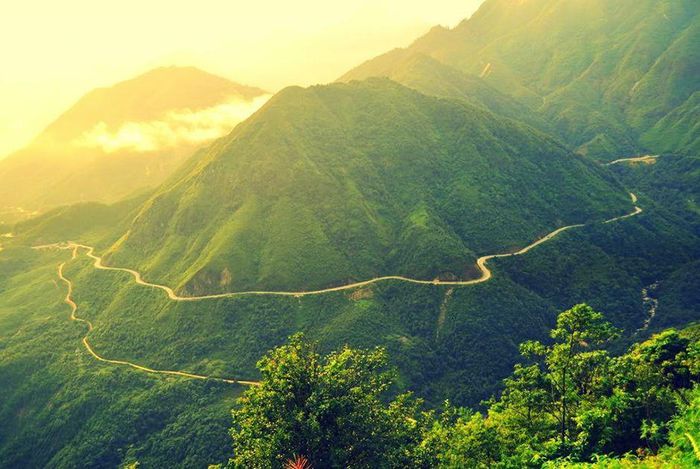 Tên gọi đèo Pha Đin nguyên gốc xuất xứ từ tiếng Thái, trong đó Pha nghĩa là "Trời", Đin là "Đất" hàm nghĩa nơi đây là chỗ nơi đất trời gặp nhau. 