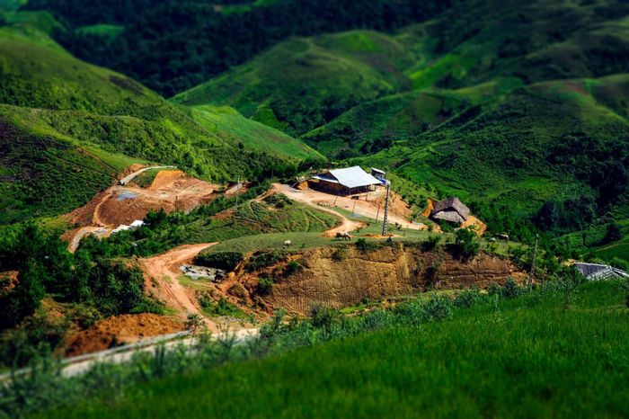 Đèo Pha Đin có độ dài 32 km. Điểm khởi đầu của đèo cách thành phố Sơn La về phía Tây 66 km còn điểm cuối của đèo cách thành phố Điện Biên Phủ khoảng 84 km.