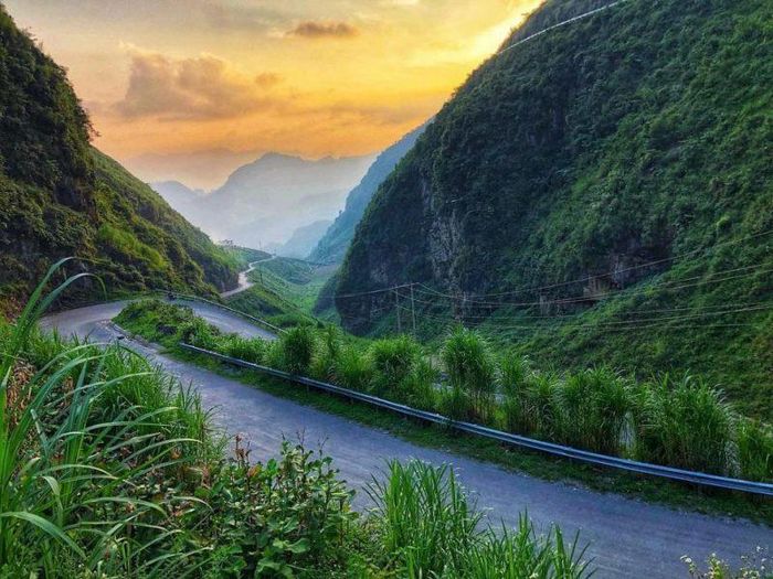 Thời tiết đèo Pha Đin khá đẹp. Pha Đin mát mẻ, dễ chịu vào mùa hè với những dải sương còn vương sau đêm dài. Mùa thu trời se se lạnh hòa lẫn không gian mây phủ giăng khắp lối trên đỉnh đèo.