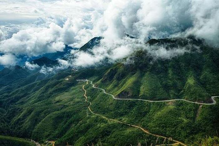 Không chỉ hấp dẫn bởi những khúc cua nguy hiểm, đèo Pha Đin còn thu hút bởi vẻ đẹp thơ mộng. Dưới chân đèo bản làng nhấp nhô, lưng chừng đèo mây lững lờ, lên gần đỉnh hầu như không còn thấy bản làng bản chỉ còn nền trời xanh thẳm và núi rừng hùng vĩ như hòa quyện làm một.