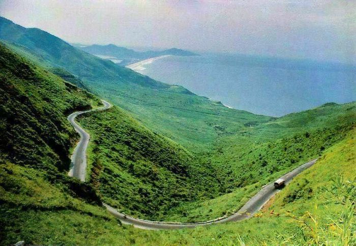 Người Lai Châu cũ (nay là Điện Biên) và Sơn La từ xa xưa còn lưu truyền câu chuyện kể về cuộc bàn thảo tìm cách vạch định ranh giới của hai địa phương bằng một cuộc đua ngựa vượt dốc Pha Đin. Ngựa Lai Châu phi nhanh hơn nên phần đèo thuộc về Lai Châu dài hơn một chút so với phần phía Sơn La.