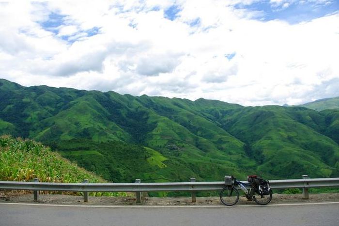 Mùa đông, nhiệt độ xuống thấp mang đặc trưng trên vùng núi cao. Mùa xuân đến, là lúc hoa rừng Tây Bắc đua nhau khoe, màu trắng của hoa mơ hoa mận, màu hồng đỏ của hoa đào và màu hồng phai của hoa ban như vẽ nên một bức tranh thơ mộng khắp các triền núi Pha Đin.
