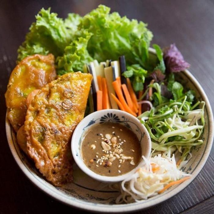 Bánh khoái giòn rụm, thơm ngon chuẩn vị xứ Huế (Ảnh minh họa)