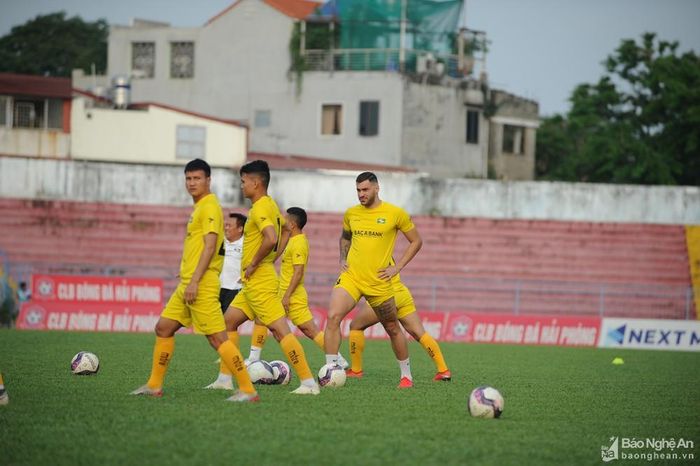 SLNA vừa trải qua 3 trận gần nhất đều thua trên mọi mặt trận. Riêng những ngoại binh như Bruno Henrique có dấu hiệu căng cứng, không thi đấu như kỳ vọng. Anh mới chỉ ghi được 1 bàn thắng. Ảnh: Kỷ Luật