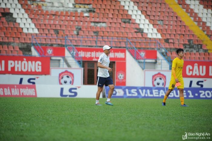 Thành tích không tốt của SLNA đang khiến vị HLV trưởng này chịu rất nhiều áp lực. Ảnh: Kỷ Luật