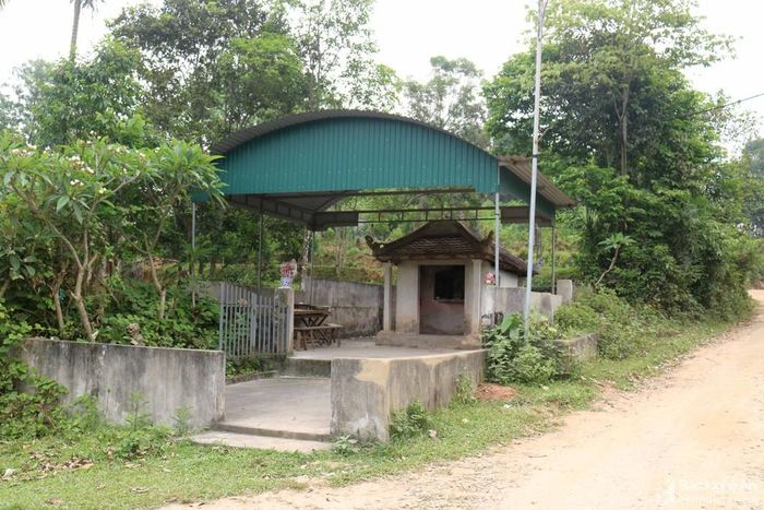 Cũng liên quan đến ông Đùng, ở xã Thanh Xuân (Thanh Chương) lại có một ngôi đền cổ mang tên đền Ông Đùng. Ông Nguyễn Cảnh Lân (78 tuổi) - người dân địa phương cho biết: Đền được xây dựng từ hàng trăm năm trước để thờ bản cảnh Đùng Sơn. Đây là ngôi đền thiêng của làng Xuân Điền xưa (nay là xóm Xuân Lan). Do hư hỏng xuống cấp, đền mới được khôi phục lại năm 2009. Ảnh: Huy Thư