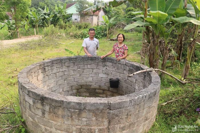 Trước đền Ông Đùng có giếng Ông Đùng, nước trong, ngọt mát, là nguồn nước quý của làng. Khi đền Ông Đùng được khôi phục, người dân cũng tôn tạo lại giếng cổ này. Đá Ông Đùng cũng như đền Ông Đùng đang được người dân các địa phương gìn giữ, bảo vệ. Ảnh: Huy Thư