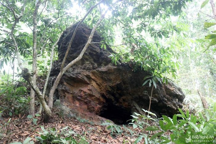 Đá Ông Đùng độc đáo ở xóm An Phong, xã Thanh An là một khối đá lớn nhô ra trên sườn núi, chiếm diện tích khoảng 15 m2, cao tầm 2,5m. Ảnh: Huy Thư