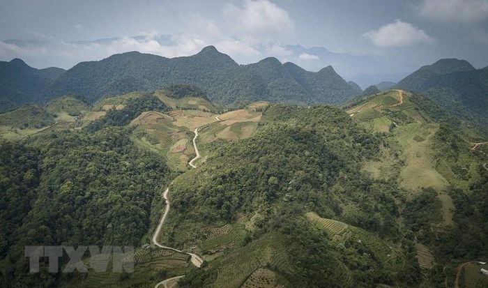 Hệ thống đường giao thông đã được nâng cấp đển giao thương các vùng miền đi từ Vân Sơn qua xã Lũng Cao (Thanh Hóa). (Ảnh: Trọng Đạt/TTXVN)