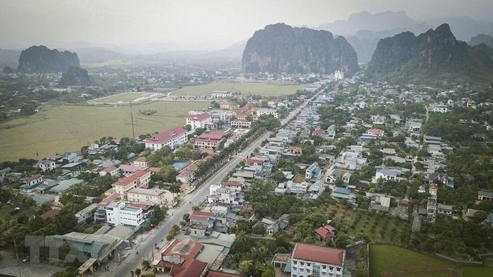 Toàn cảnh huyện Tân Lạc đang ngày càng phát triển giàu đẹp. (Ảnh: Trọng Đạt/TTXVN)