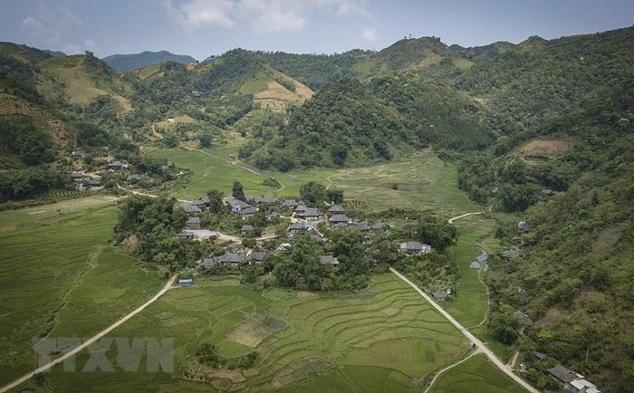 Toàn cảnh khu nghỉ dưỡng sinh thái homestay của người dân xóm Chiến xã Vân Sơn, Tân Lạc. (Ảnh: Trọng Đạt/TTXVN)