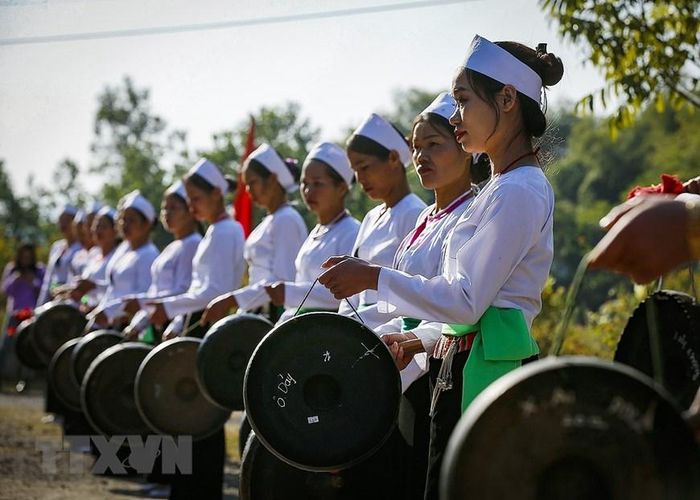 Trình diễn nghệ thuật Chiêng Mường trong các buổi lễ, tết là một nét văn hóa lâu đời của người Mường Tân Lạc. (Ảnh: Trọng Đạt/TTXVN)