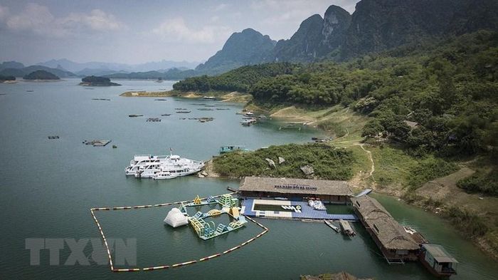Vịnh Ngòi Hòa vùng phát triển du lịch trọng tâm của huyện Tân Lạc. (Ảnh: Trọng Đạt/TTXVN)